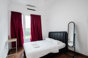 A bedroom with a bed, a desk, a mirror, and a window with curtains. - Trival Celes Homestay @ Sri Indah Sandakan (Sandakan)