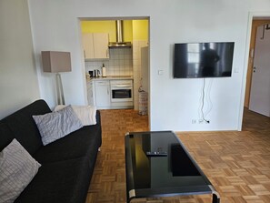 TV - Centrally located vacation apartment with a balcony overlooking the lake. 250 m from Rheinsberg Castle (Rheinsberg)