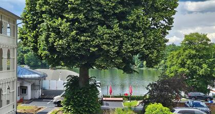 Zentrales Ferienapartment mit Seeblick-Balkon. 250 m neben Schloss Rheinsberg