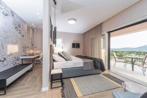 Una camera da letto moderna con un letto, un comodino e vista sull'esterno.