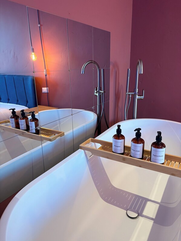 A modern bathroom with a large mirror, two sinks, and a shower. - Vrbo Property (Frascati)