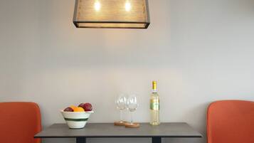 Suite Studio Deluxe, balcon, vue ville | Restauration dans la chambre