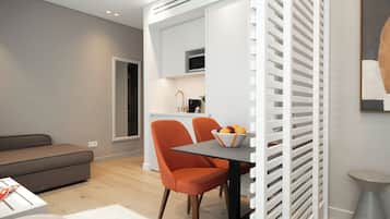 Deluxe Studio, Balcony, City View | In-room dining