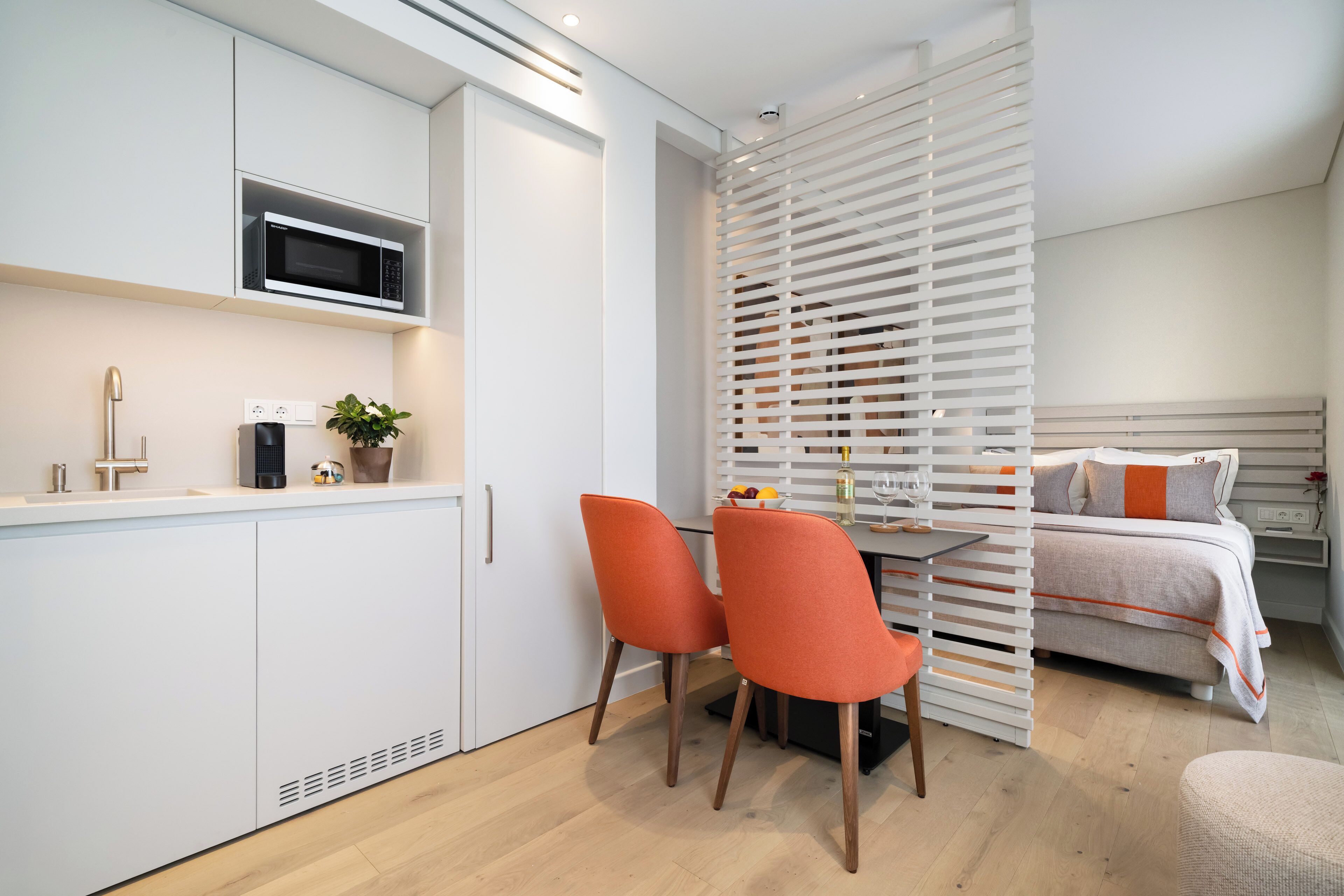 Deluxe Studio, Balcony, City View | In-room dining