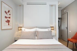 Studio Suite Deluks, balkon, pemandangan kota | Brankas, meja kerja, ruang kerja ramah laptop, dan kedap suara