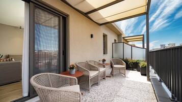 Appartamento Deluxe, balcone, vista città | Terrazza/patio