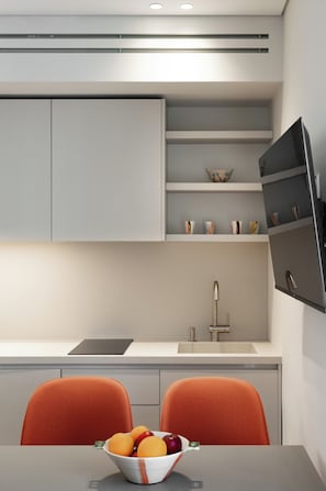 Apartemen Deluks, balkon, pemandangan kota | Makan di kamar
