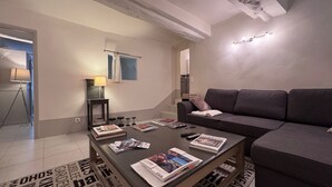 Ein modernes Wohnzimmer mit einer Couch, einem Couchtisch und einer Lampe.