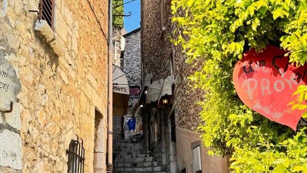 Eine enge Steintreppe führt zu einem Gebäude, an dem ein Schild mit der Aufschrift 'PROYECTO' hängt.