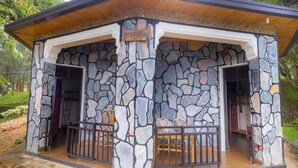 Un edificio de piedra con un letrero que dice 'Mihaburra'.