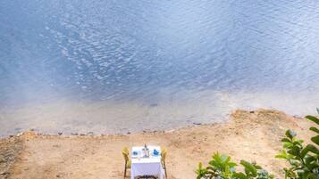 Beach nearby, white sand, beach bar