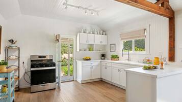 Coffee/tea maker, fridge, microwave, oven