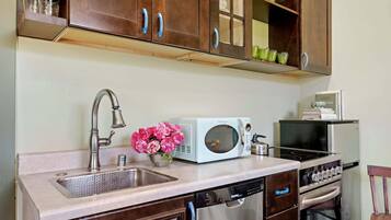 Coffee/tea maker, fridge, microwave, oven