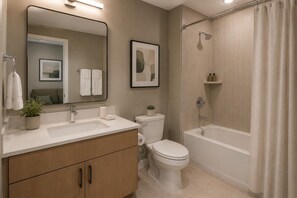 Ein modernes Badezimmer mit Waschbecken, Toilette und Badewanne.