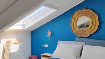 Deluxe Quadruple Room | Blackout drapes, soundproofing, iron/ironing board