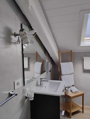 Deluxe Quadruple Room | Bathroom | Slippers - Pepè attic room Naples Central (Napoli)