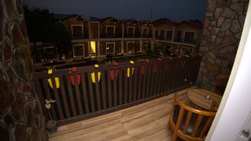 Executive-Zimmer, Balkon, Gartenblick | Terrasse/Patio