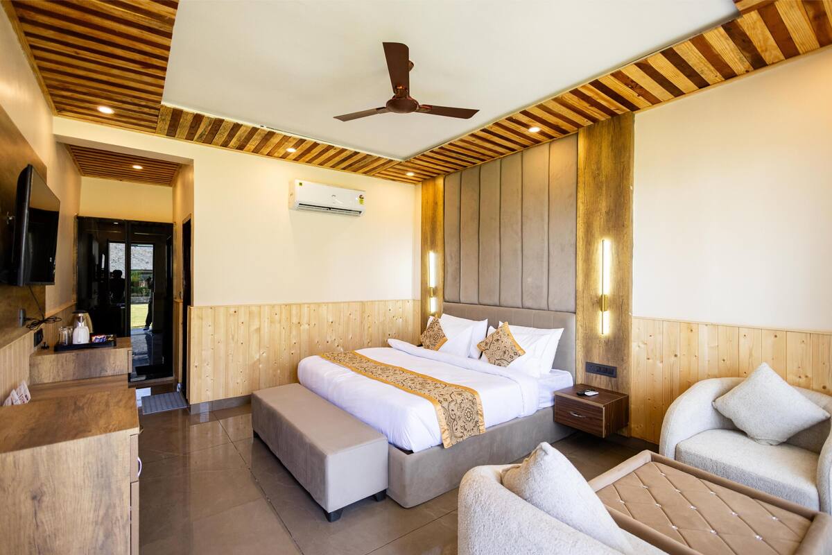 Desk, laptop workspace, free WiFi