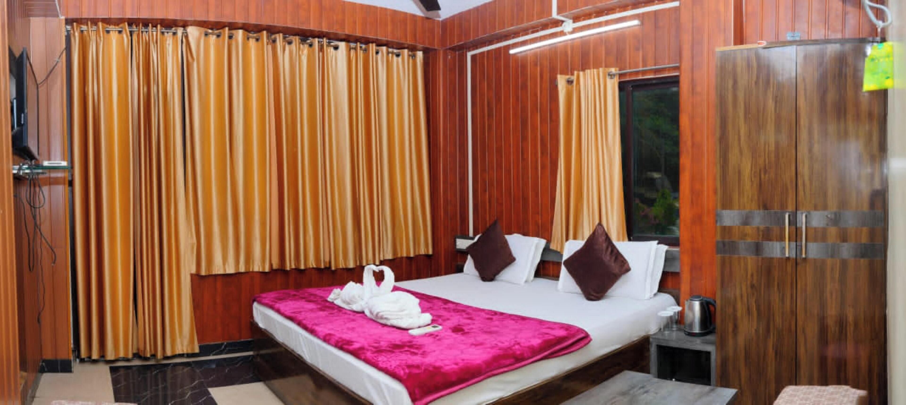 Deluxe Double Room, City View | Desk, free WiFi