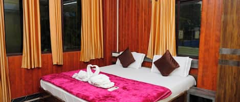 Deluxe Double Room, City View | Desk, free WiFi