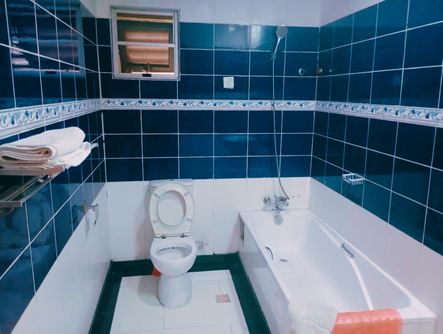 Suite – executive | Bad | Toalettartikler (inkludert), hårføner, håndklær og såpe