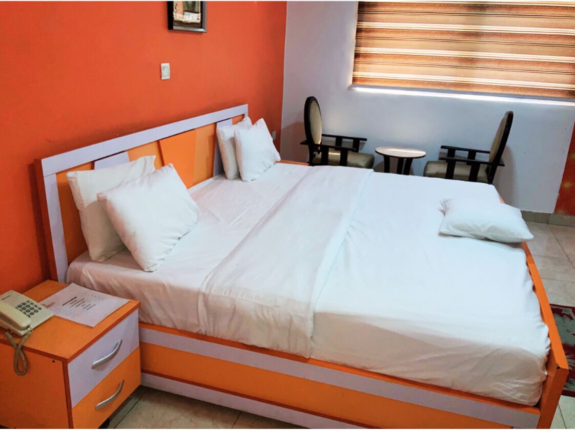 Executive Suite | In-room safe, desk, laptop workspace, blackout curtains
