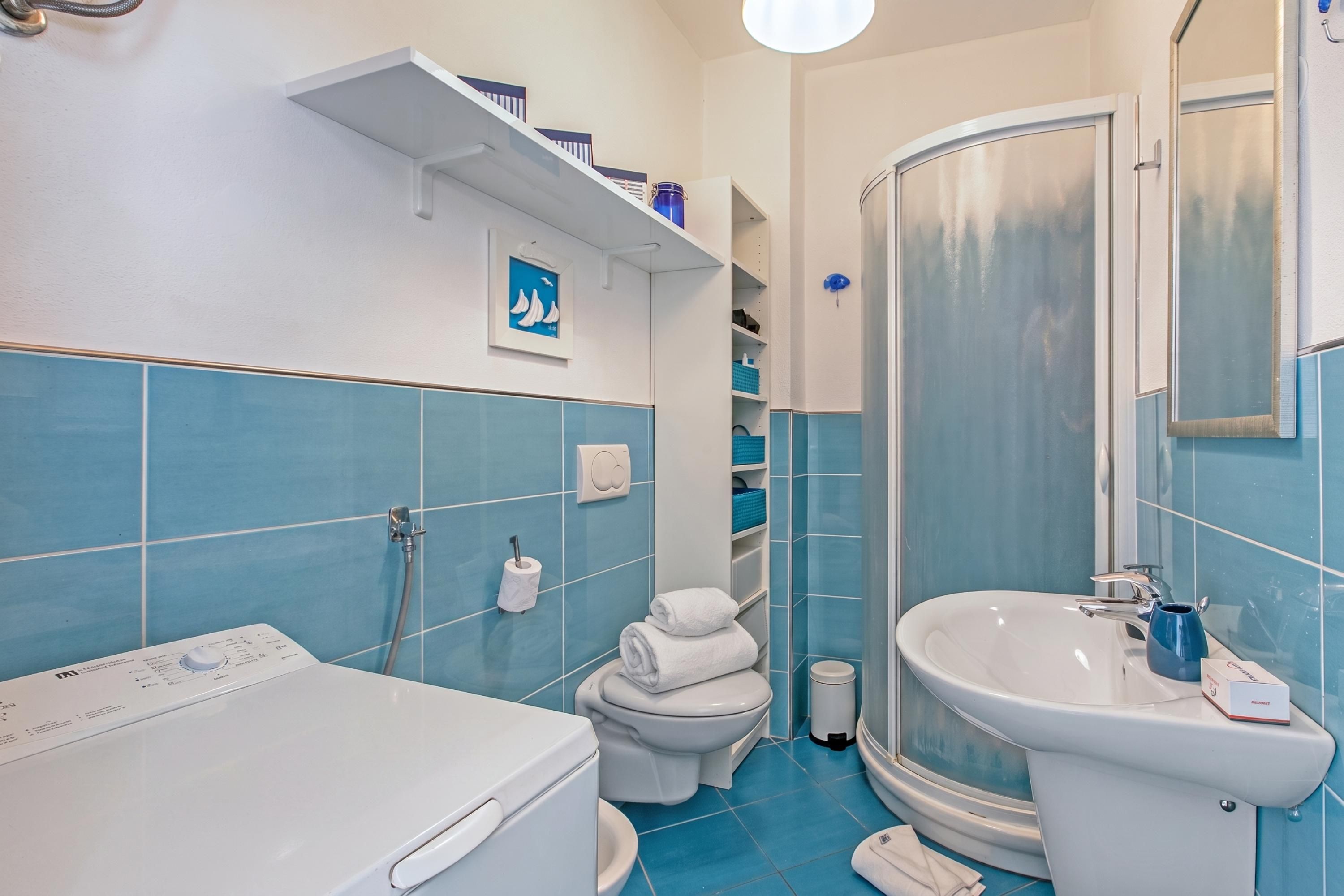 Ein Badezimmer mit Badewanne, Toilette und Waschbecken.