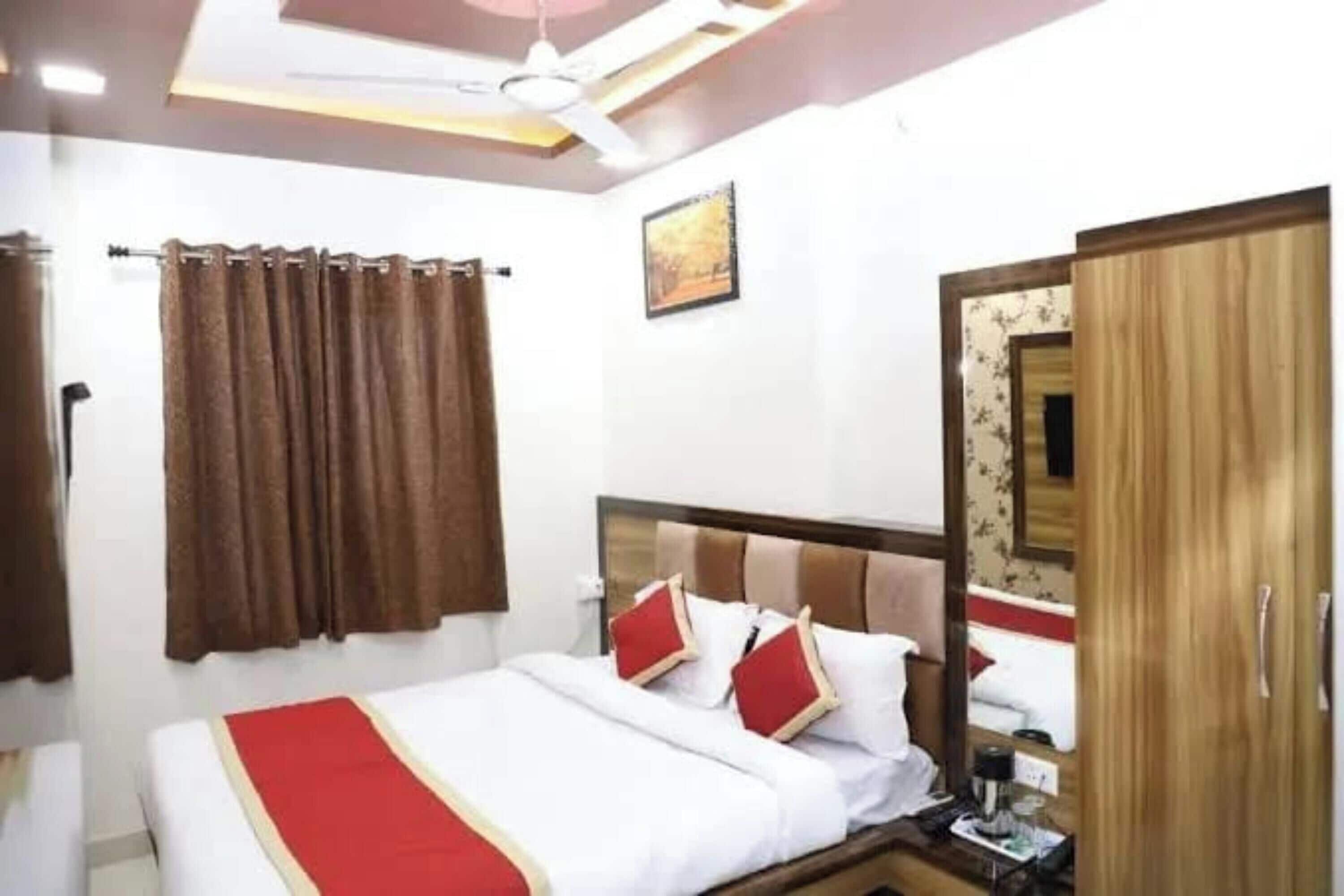 Deluxe Double Room, City View | Desk, free WiFi