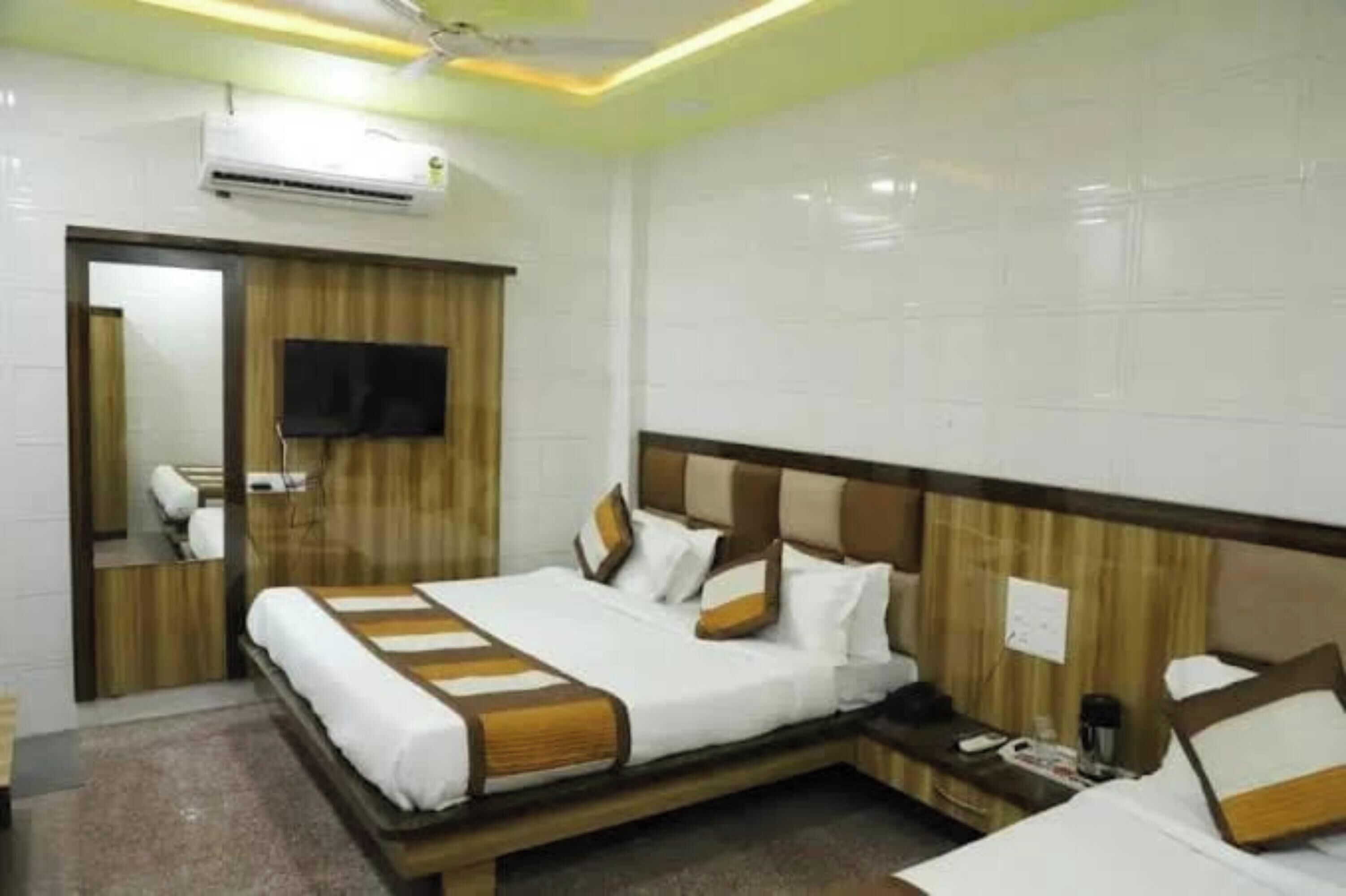 Family Quadruple Room, City View | Desk, free WiFi