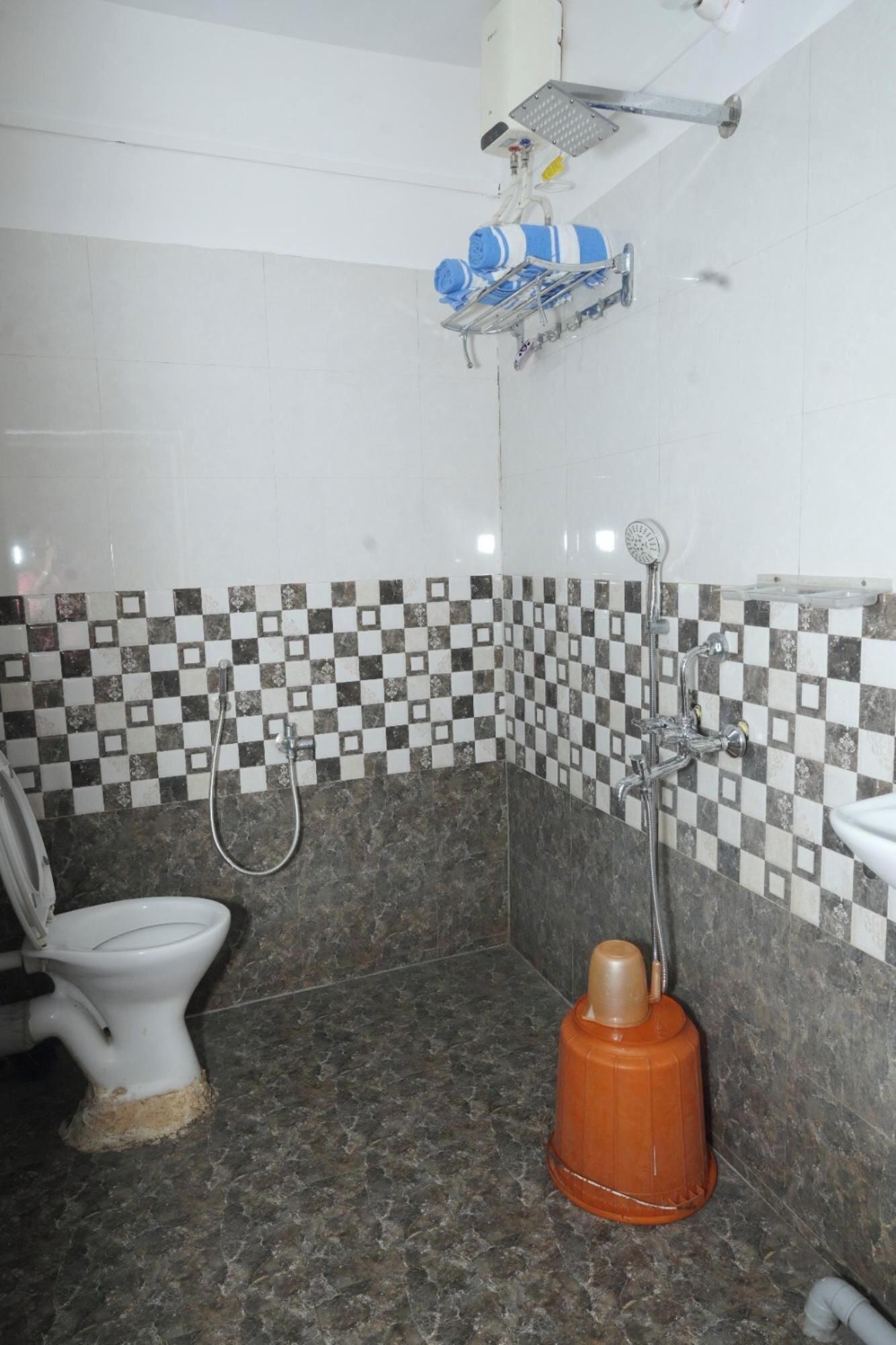 Chuveiro, produtos de toalete grátis, toalhas de banho 