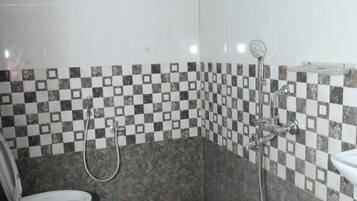 Chuveiro, produtos de toalete grátis, toalhas de banho