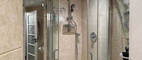 Douche, séchoir à cheveux, shampooing