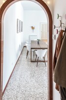 Appartamento, balcone, vista città | Area soggiorno