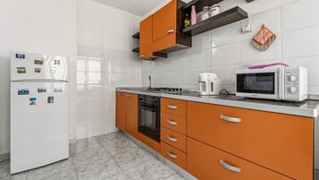 Frigorifero, microonde, forno, piano cottura