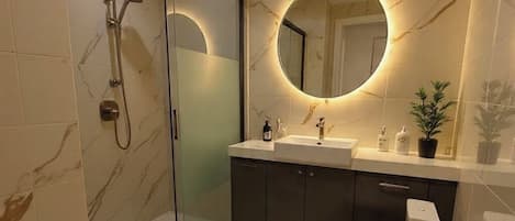 Camera Deluxe con letto matrimoniale, terrazzo e bagno privato | Bathroom | Shower, free toiletries, hair dryer, towels