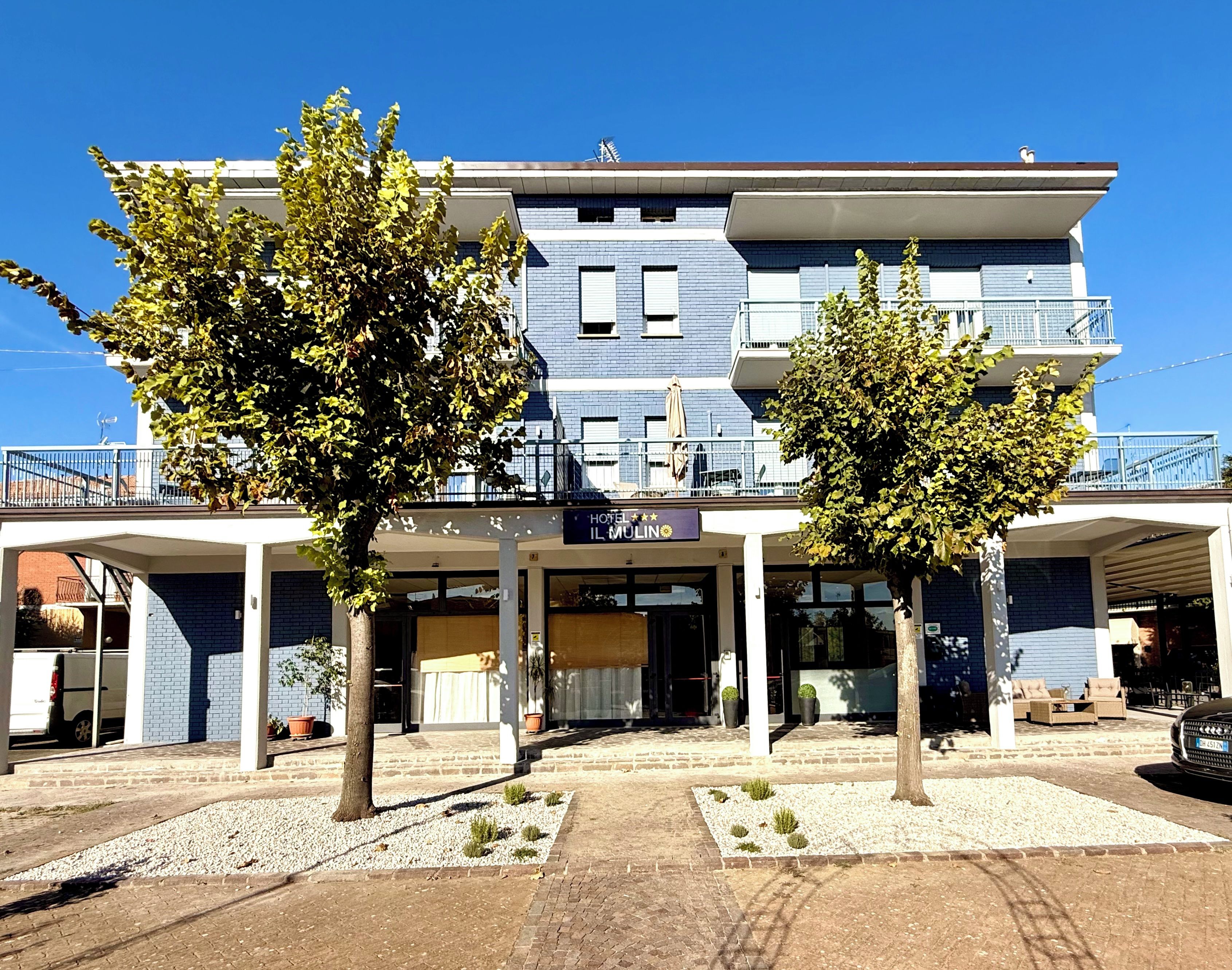 Un hôtel à deux étages, doté d’une entrée couverte et d’un espace de stationnement à l’avant.
