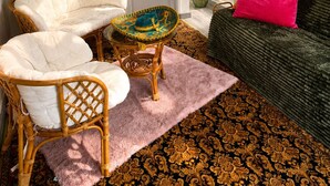 A living room with a sofa, chairs, a small table, a door, and a plant. - Quiet house in Seignosse. Enclosed patio and parking  (Seignosse)