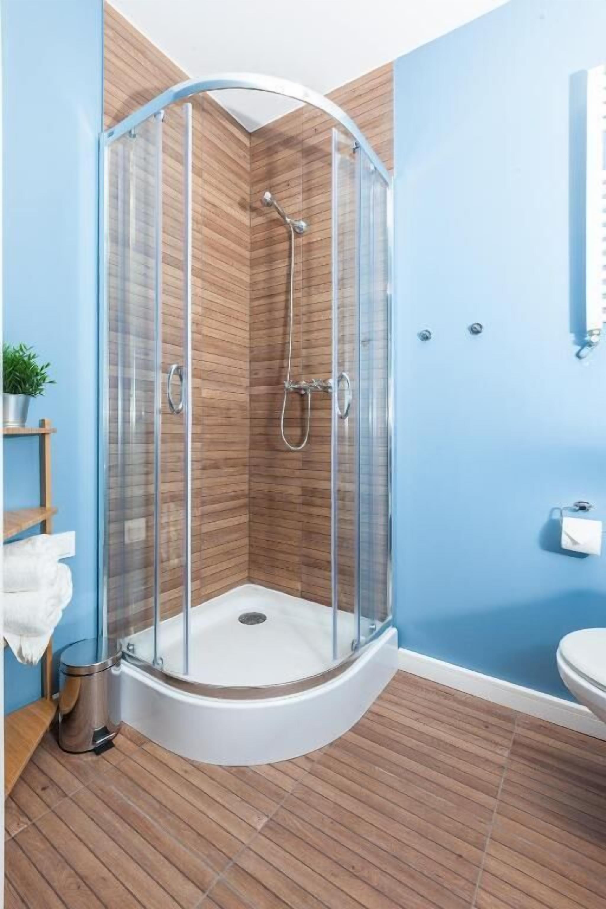 Studio Standard | Salle de bain | Douche, sèche-cheveux, serviettes fournies, papier toilette