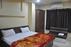 Desk, free WiFi - HOTEL ASHUTOSH Mandsaur (Mandsaur)