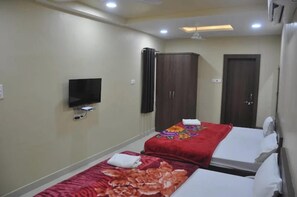 Family Quadruple Room, City View | Meja, Wi-fi percuma 