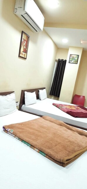 Family Quadruple Room, City View | Meja, Wi-fi percuma 