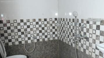 Douche, articles de toilette gratuits, serviettes fournies