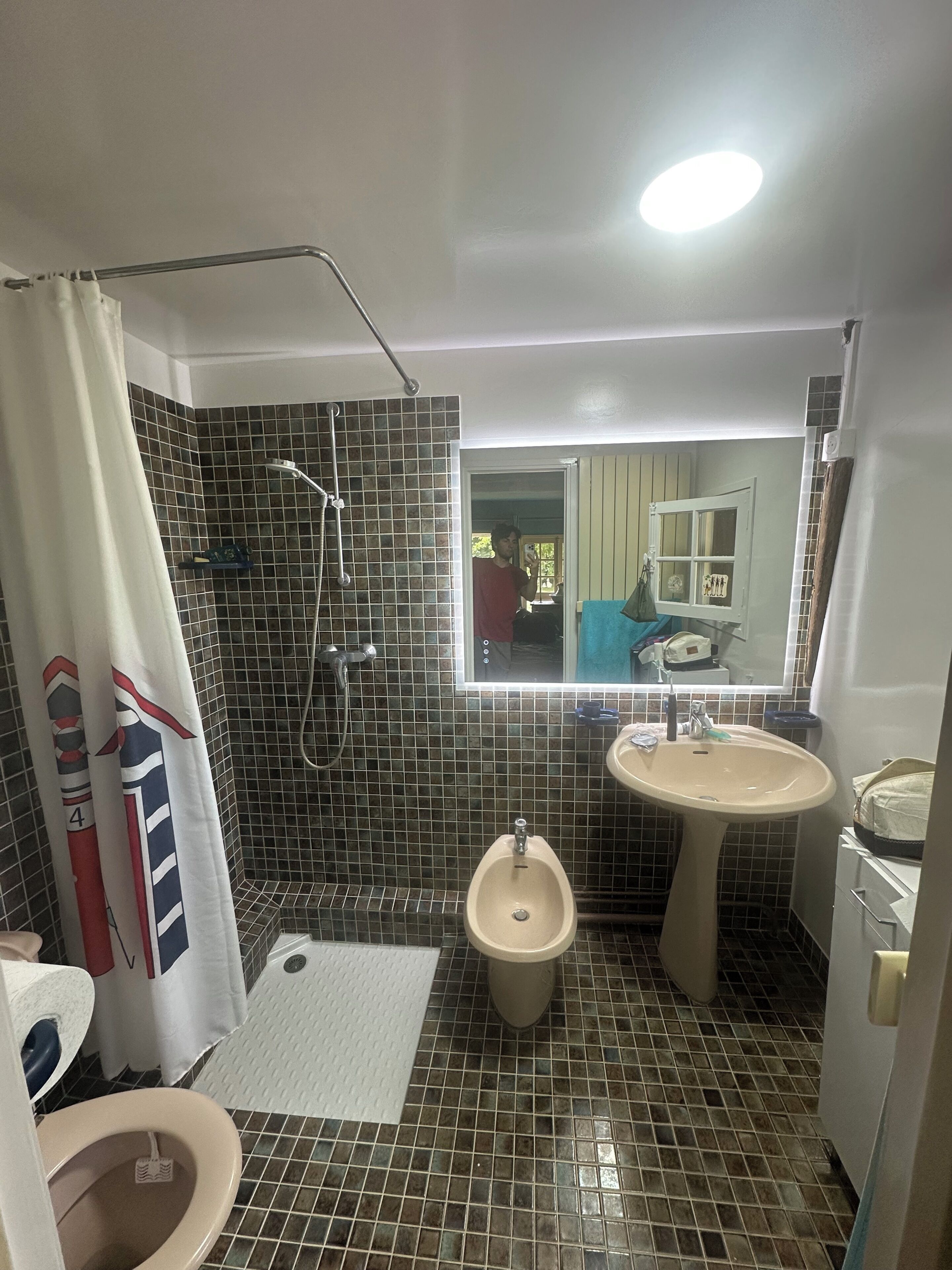 Dutxa, assecador de cabells, bidet i tovalloles 
