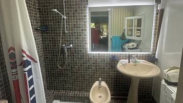Dutxa, assecador de cabells, bidet i tovalloles