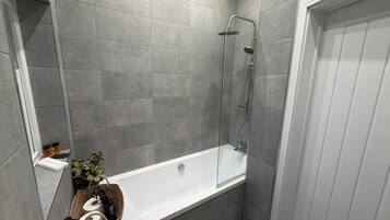 Haartrockner, Handtücher, Seife, Toilettenpapier