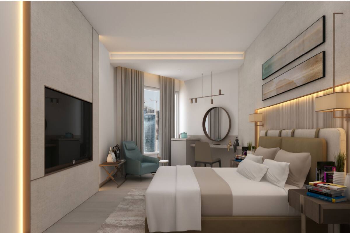 Una habitación de hotel moderna con una cama grande, un escritorio, una silla, un televisor y vistas a la ciudad.