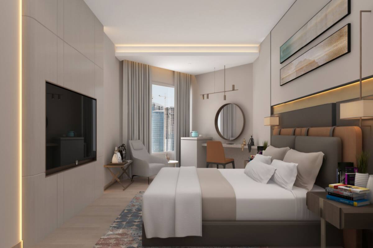 Una habitación de hotel moderna con una cama grande, un escritorio, una silla, un televisor y vistas a la ciudad.
