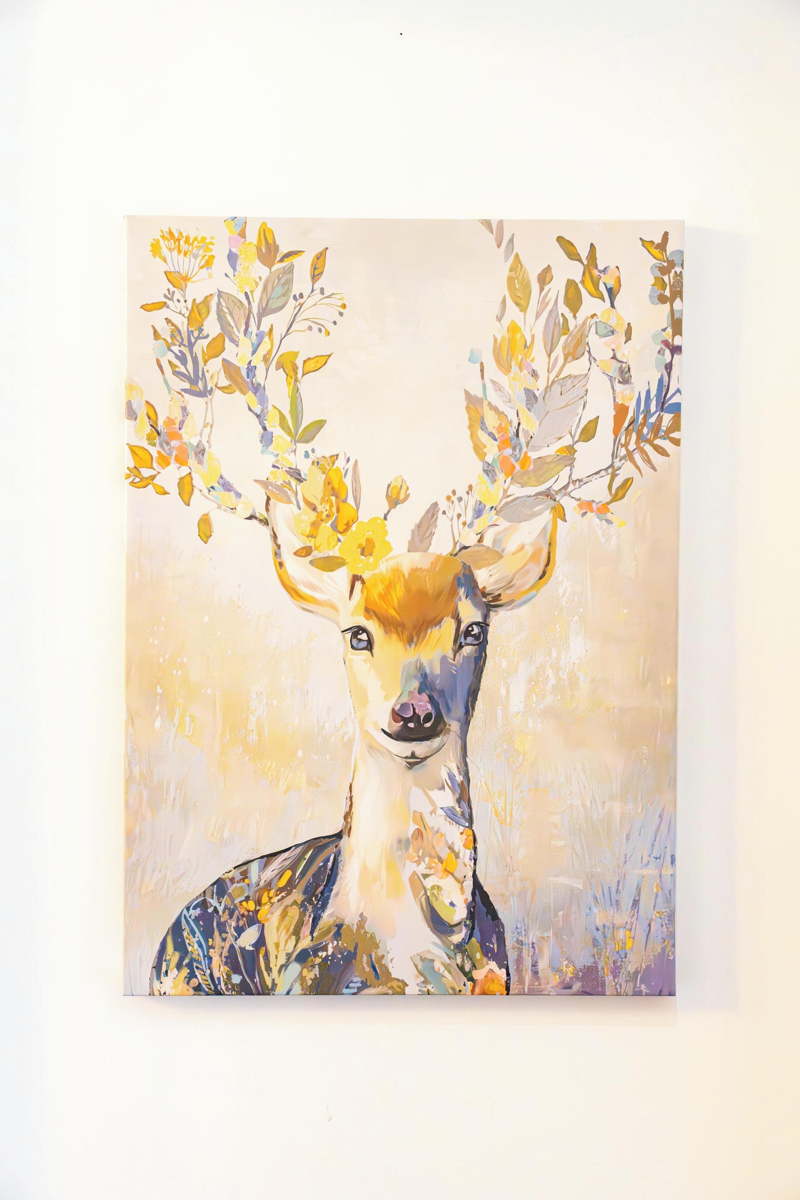 Ein Gemälde, das einen Hirsch mit blumengeschmückten Geweihen zeigt.