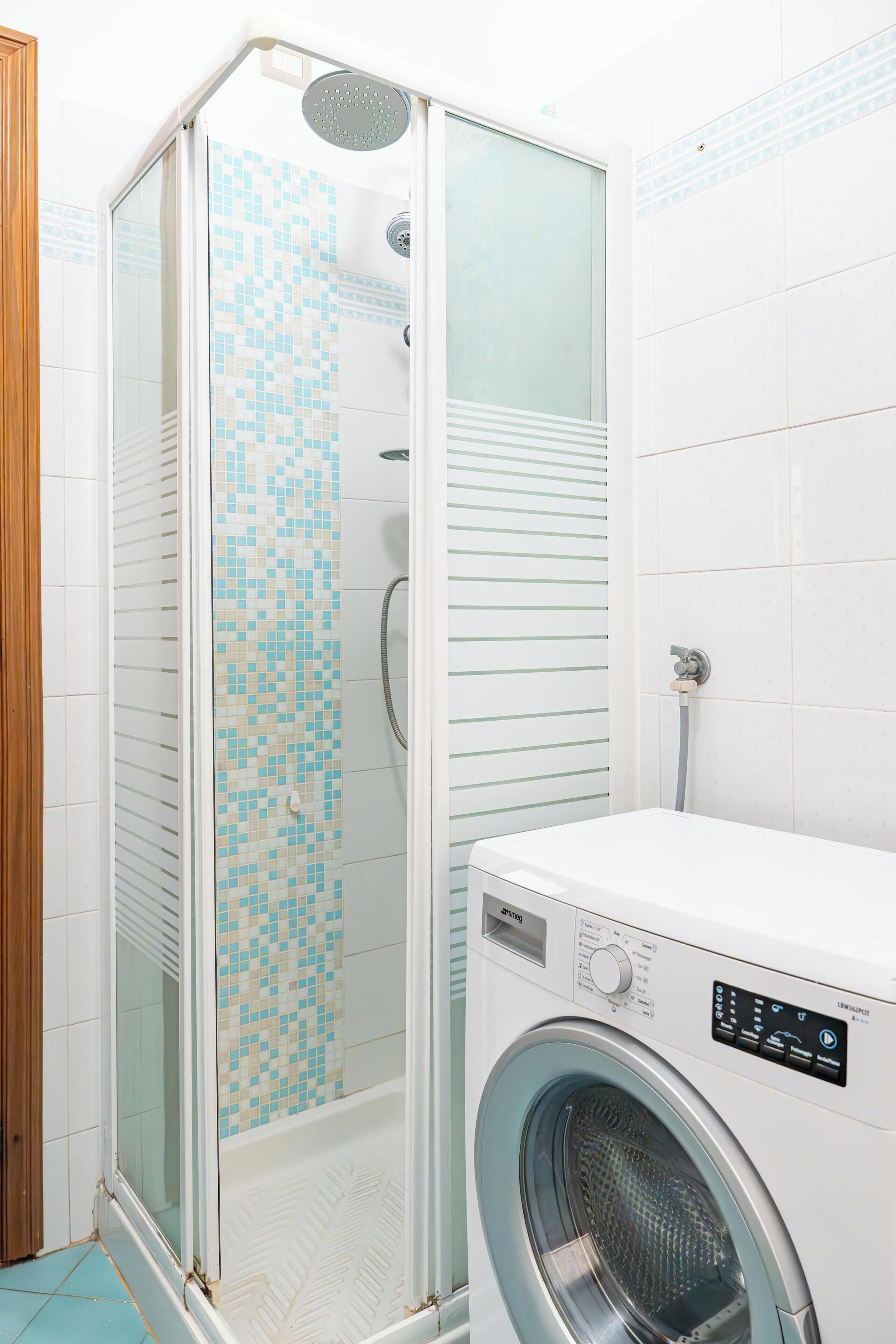 Douche, sèche-cheveux, bidet, serviettes fournies