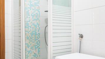 Douche, sĂšche-cheveux, bidet, serviettes fournies